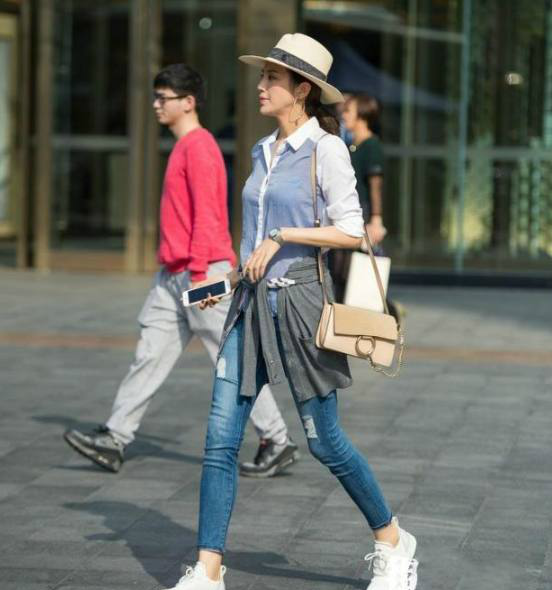 街拍，图一高颜值美女演绎性感蕾丝裙，气质突出，真的太迷人