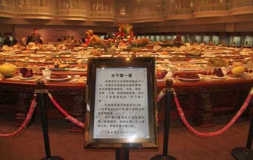 新疆“天下第一宴”1088道巨型满汉全席,价值68,后边再加7个零！