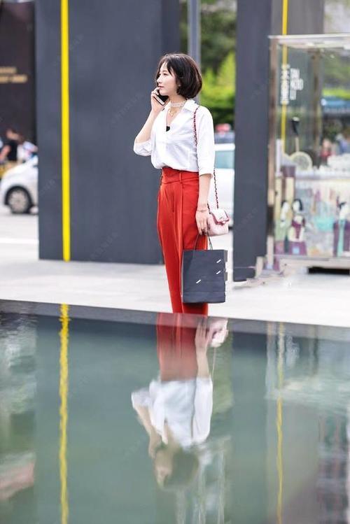 街拍：裸色吊带连衣裙，美女穿在身上超有女人味