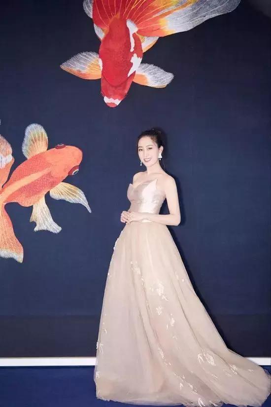 马苏太敢穿了!一身黑裙看似优雅,侧面却尴尬,一转身就辣眼睛!