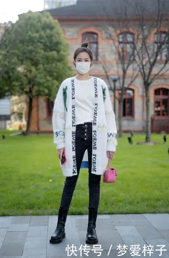  「迷人」路人街拍，靓女十分优雅迷人，穿黑色的西装裙，更加楚楚动人