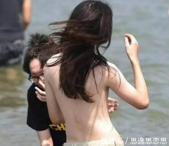 海边遇到一美女，上身不穿内衣吸引了无数目光，走近一看我吐了！
