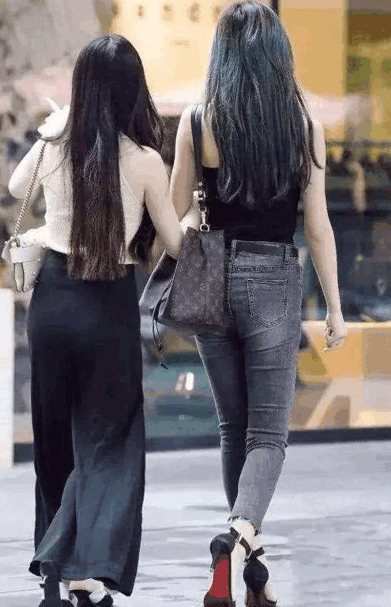 街拍：不要和穿开衩裙的闺蜜一起逛街，不然风头会被全部抢掉