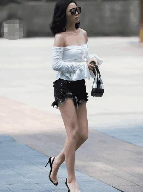 白色紧身t恤,搭配高腰黑色牛仔裤,好身材尽显!