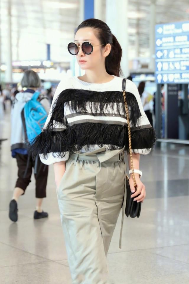 40岁秦海璐厉害了！穿半身开叉裙时髦到炸，网友：风采不减当年！