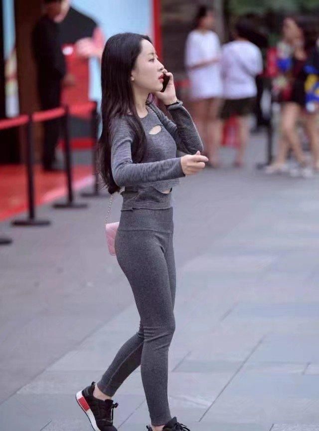 街拍:身材好就喜欢穿紧身的衣服,美女们用实际行动证明