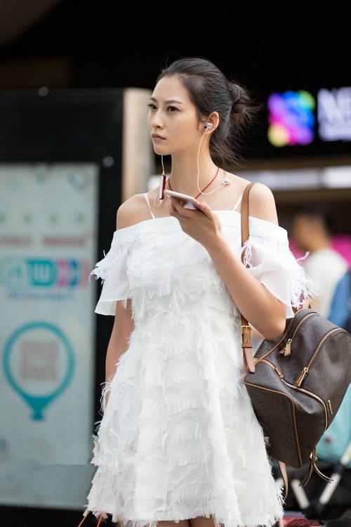 路人街拍：仙女一般的小姐姐，长发飘飘肌肤赛雪，吊带装很性感