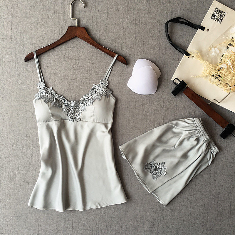 原来女人在家都喜欢穿这样的睡衣，既凉快又不失美丽，女人味爆棚