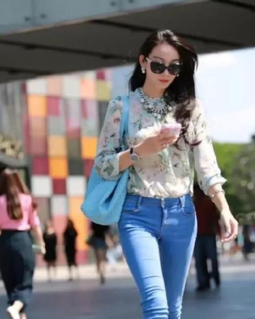  美女：街拍：身材高挑的美女，一件黑色上衣配棕色裤子，时尚活力气质