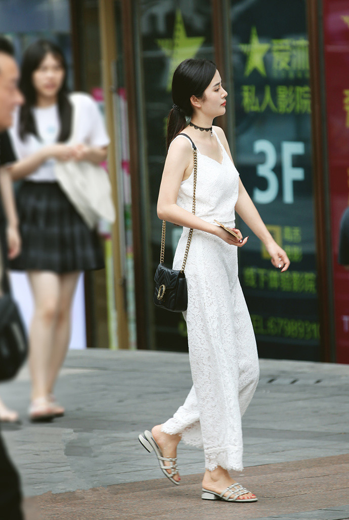 街拍：小姐姐的花色薄纱长裙时尚性感，尽显高挑美丽的身材