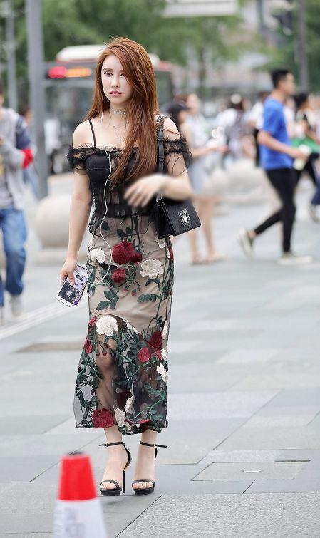 街拍：女人们露锁骨上阵，这才是夏天“露肉”的最低标准！