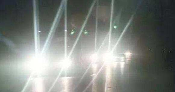 路上开车遇到开远光灯怎么办？交警：不用怕，这些招数专治远光族