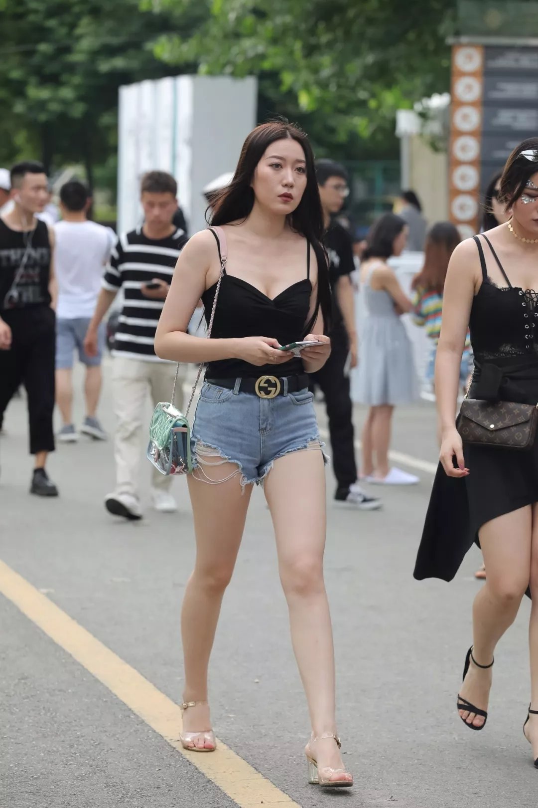 街拍身材高挑的长腿长发美妇