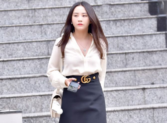 时尚街拍：身材高挑个性干练的小姐姐，穿着妩媚帅气造型很是抢眼