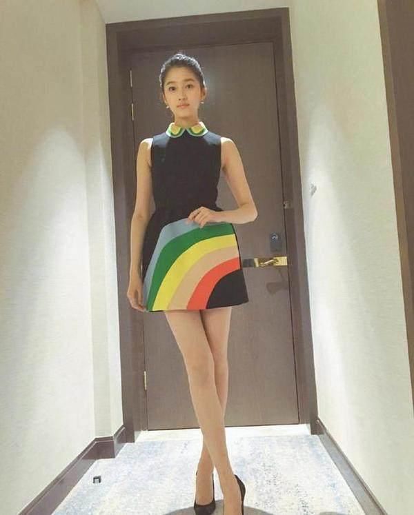 21岁的关晓彤穿高跟鞋，不如39岁的范冰冰穿高跟鞋性感