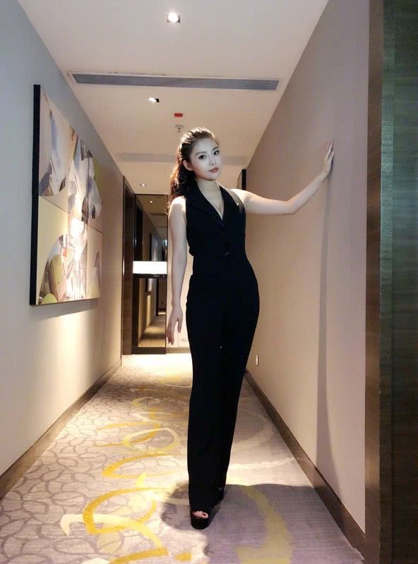 徐冬冬身材真好，深V领被撑起来更撩人，网友：一般人不敢这样穿