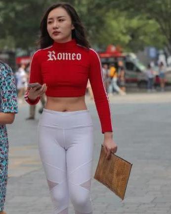 白色打底裤看上去简单，但是配上红色上衣就能展现出她的魅力来