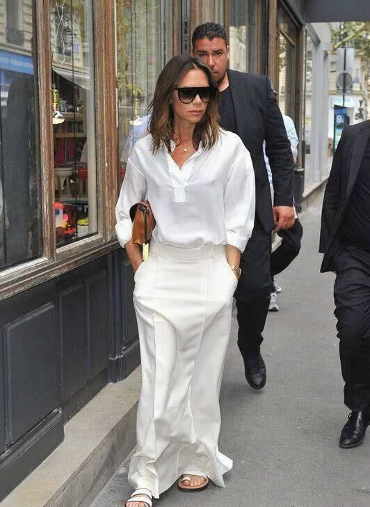 贝嫂罕见穿平底鞋出街，这身高尴尬了，网友：快回家换高跟鞋吧