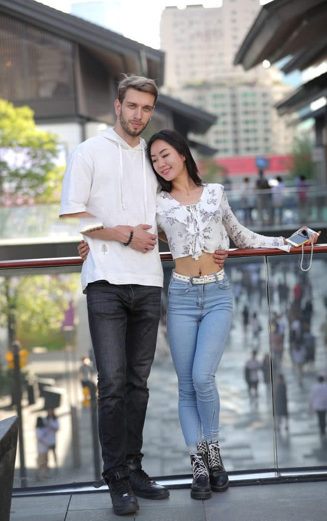 身材火辣小萌妹紧身裤秀出完美曲线身材，和强壮男友当街打情骂俏