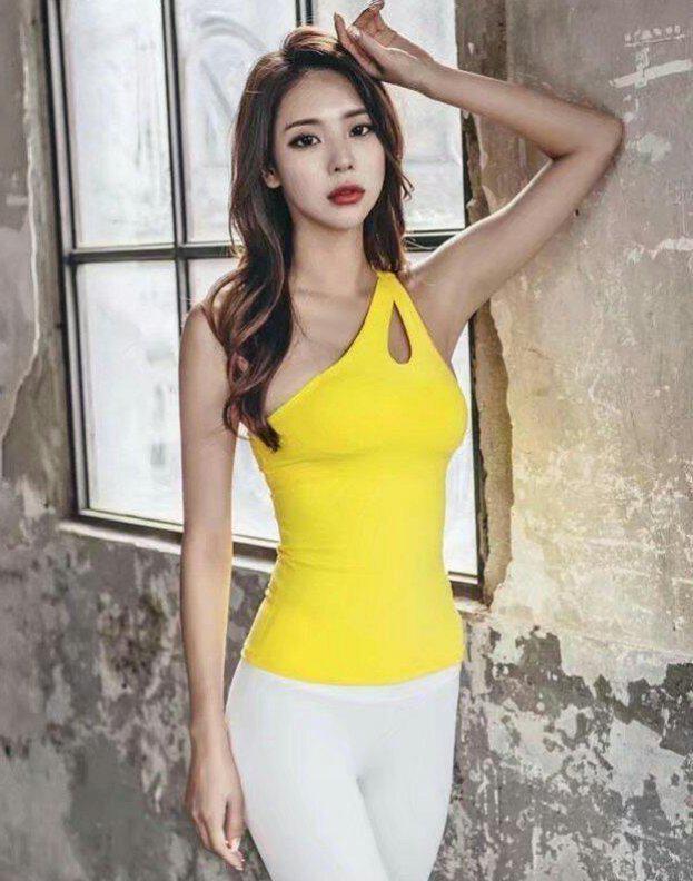 打底裤美女气势满满，走在路上特别吸引人！