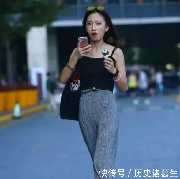 【热裤】街拍:青春靓丽的小姐姐,一件粉色上衣配牛仔热裤,完美好身材