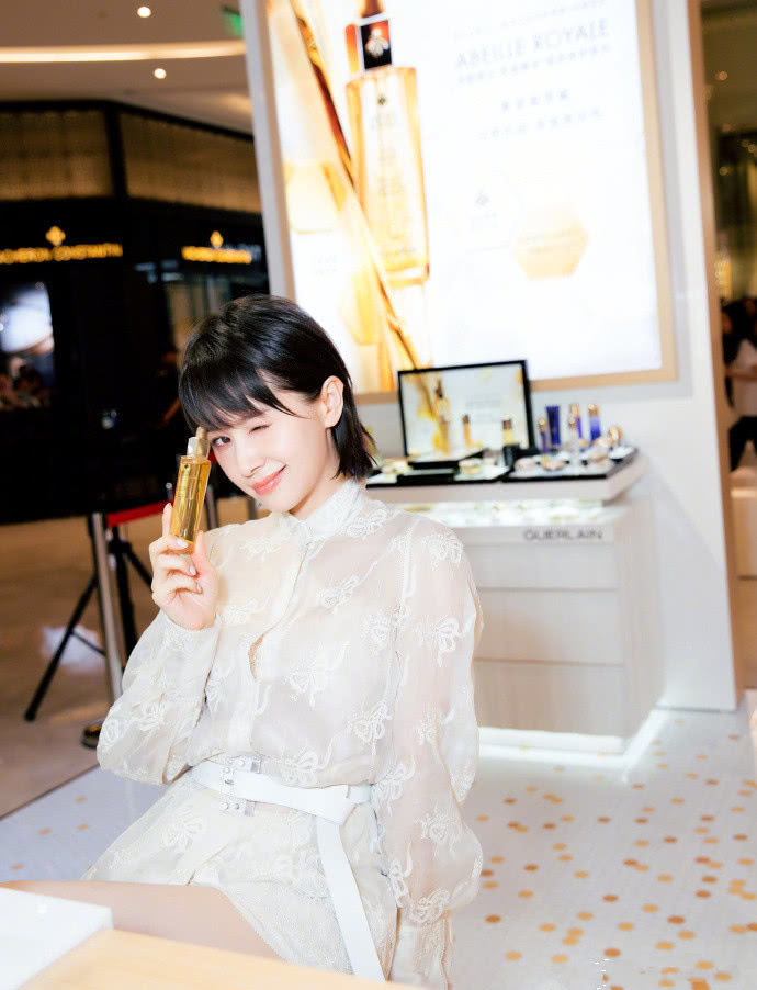 王子文穿黑色连衣裙优雅动人，暴露了一双大长腿，身高不止155