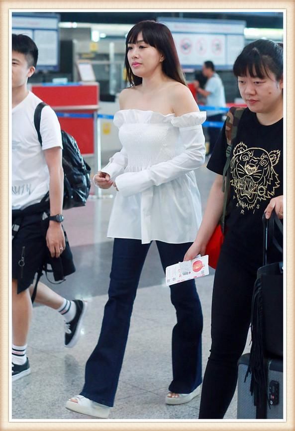 钟丽缇为秀身材，T恤外套腰封，可勒出的水桶腰真是让人不忍直视