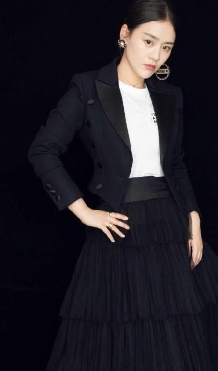 马思纯真会玩，把餐厅的“吊牌”挂在耳朵上，这么重打脸不疼吗？