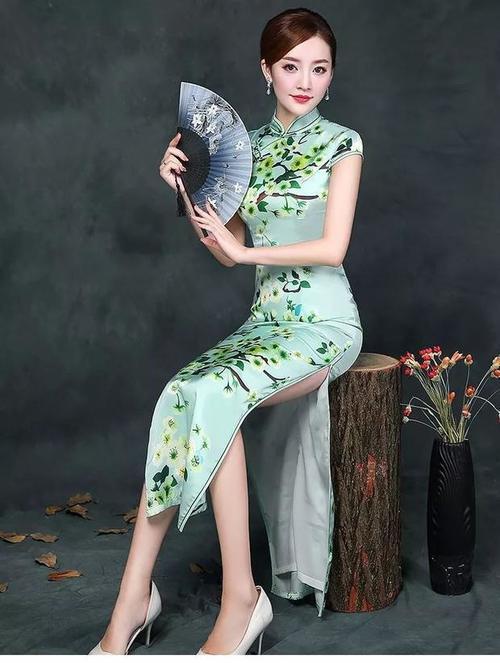 出水芙蓉，翠绿欲滴，一袭碧绿旗袍上心头！