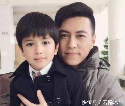  演艺圈：43岁靳东全家近照，二婚老婆是我们熟悉的她，儿子被称最帅星二代