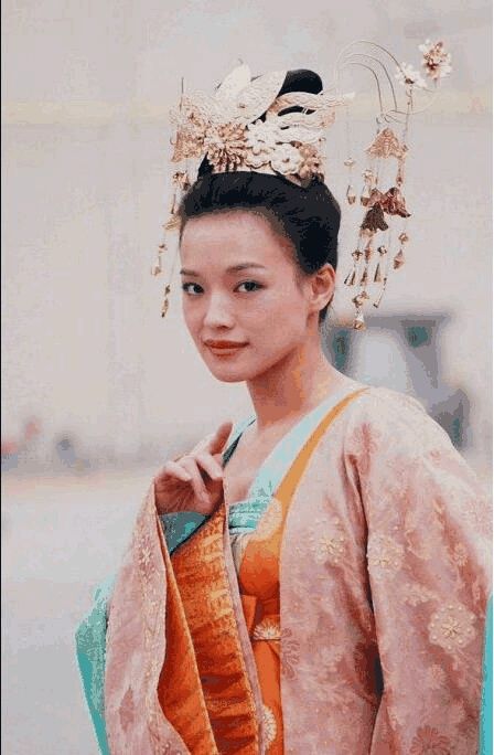 舒淇近期大换发型, 变成齐刘海少女, 网友的反应怎么都一边倒