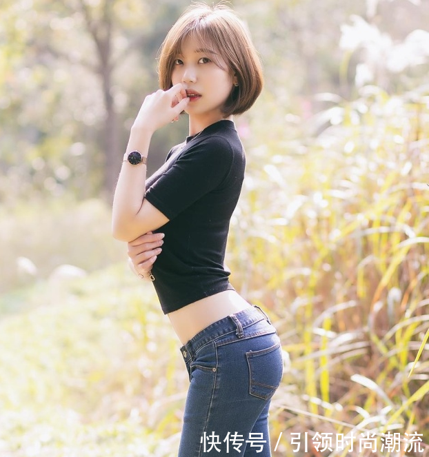 富有韵味的牛仔裤美女，秀出腰身美好曲线，随性优雅！