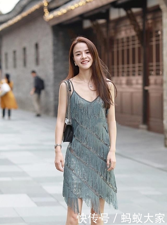 女性|吊带裙,时尚又灵动,彰显现代女性潮流审美