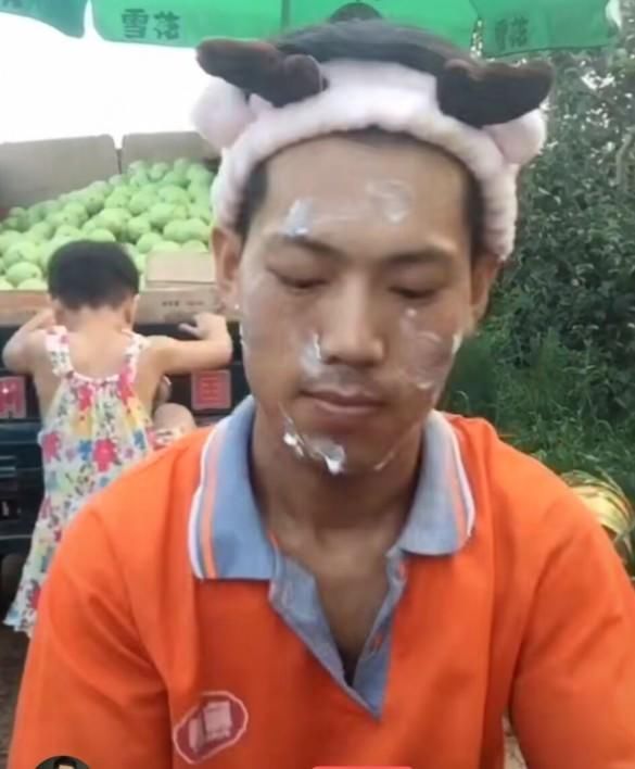 抖音又火了一个卖瓜小哥，当他化完妆后，网友:心动的感觉!