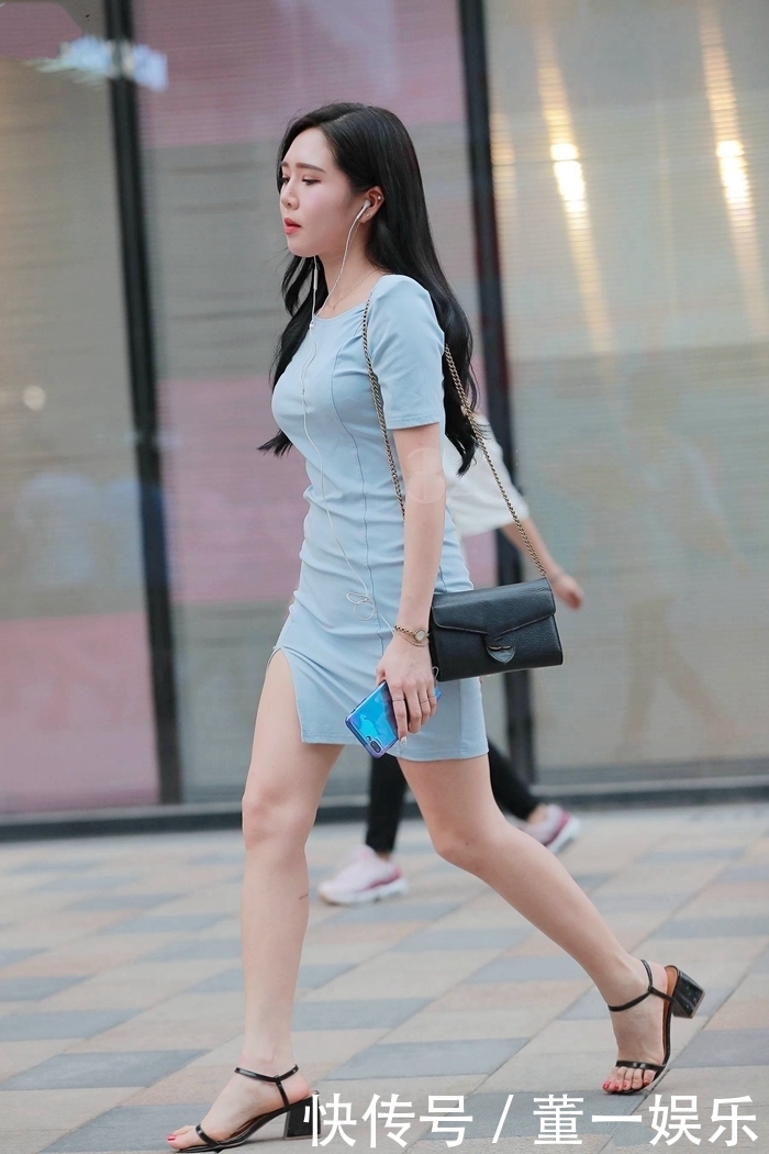 包臀裙清爽又简约，小姐姐穿得真合身，显得身材窈窕更抢眼！