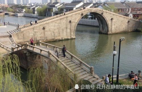 全球最奇葩的三座桥，船在桥上跑，人在水里走，还有一个要跳着过