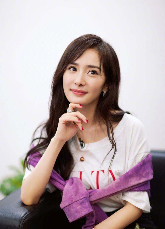 杨幂真的是太大胆了! 穿的超短裙还还故意张开双腿 网友: 都快把