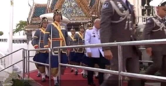  [泰王]泰国公主出席综艺节目，主持人和嘉宾都下跪，甚至不能穿鞋