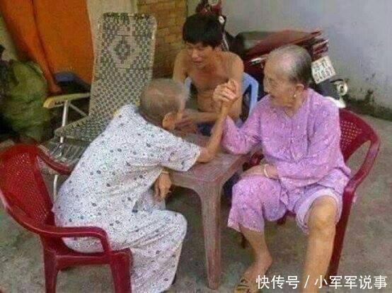 穿红裙子的姑娘，总觉你的身高不对，你这高跟鞋比你的脚还长！