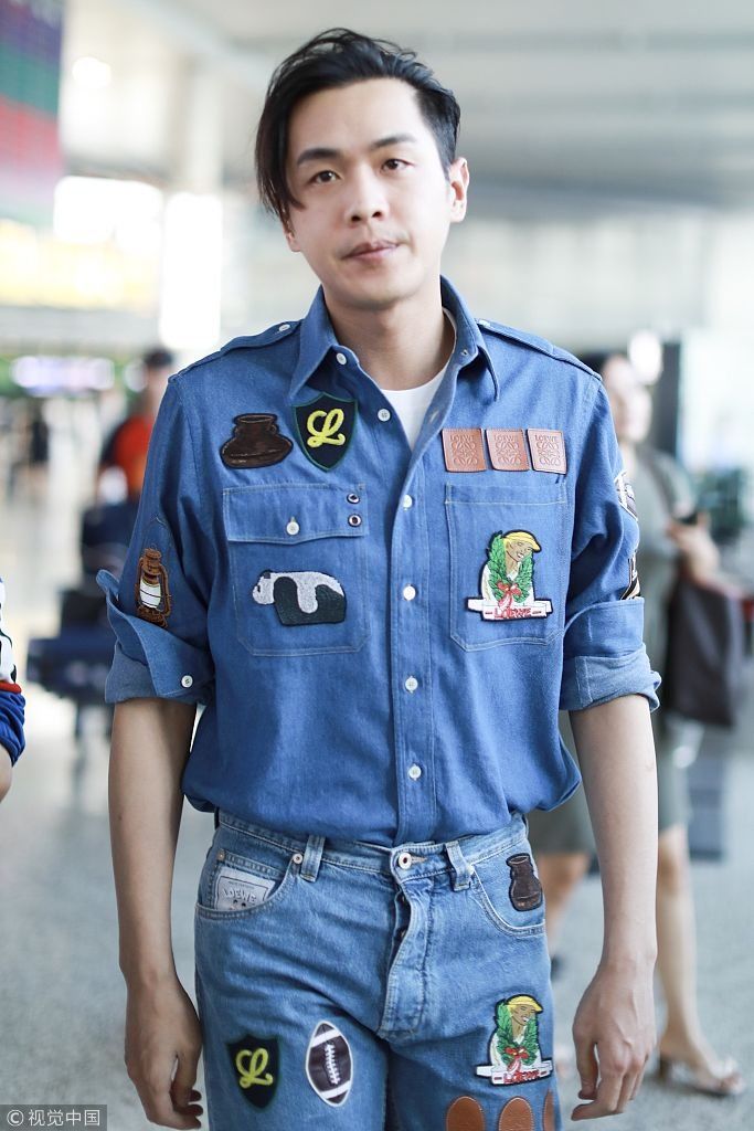 潮气小哥上线！张若昀长刘海马尾辫大变妖孽 着牛仔套装蹲地系鞋