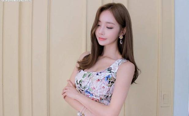 女神搭配：精致动人的紧身裙小姐姐线条优美，诠释女性迷人气息！