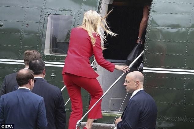 伊万卡赶往佛罗里达竞选集会,穿樱桃红西装和樱桃红高跟鞋