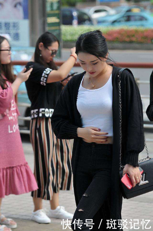 街拍：图六好梦幻的白嫩皮肤小姐姐，即使热裤吊带背心也相当吸睛