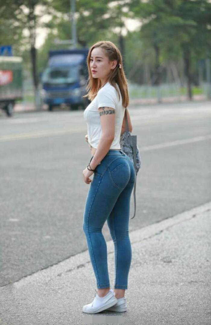 街拍: 性感美女爱穿紧身衣, 好身材非常诱人!