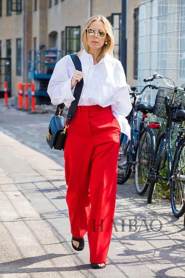 白色上装+亮色下装的三种穿搭方式，减龄显瘦正流行，贝嫂肯豆都