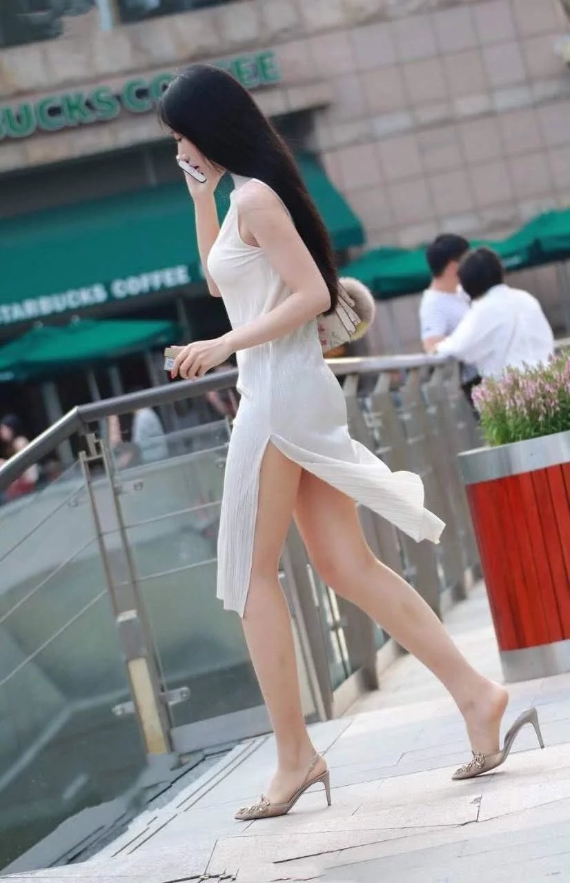 高挑的气质小姐姐旗袍装是她的最爱，包裹出凹凸有致的身材，贴身