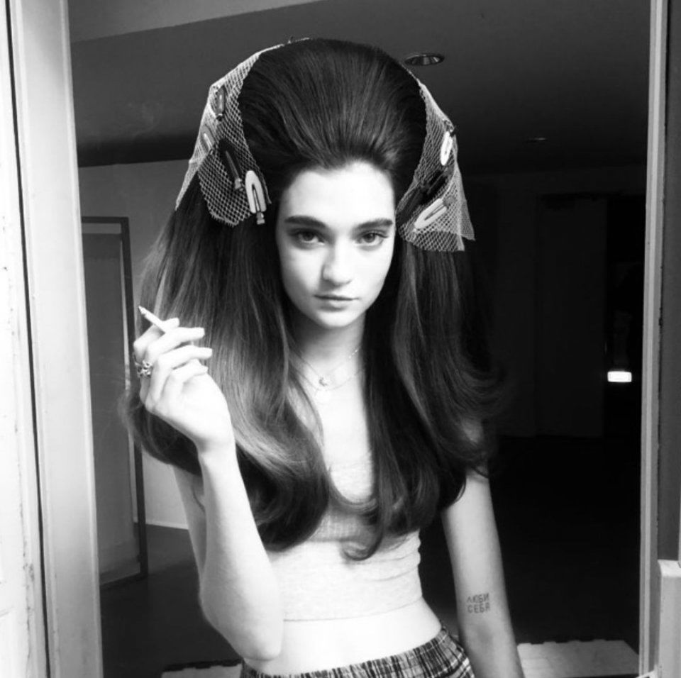 花团包围脸庞，羽毛变成云朵，世界上没有Valentino不敢做的少女