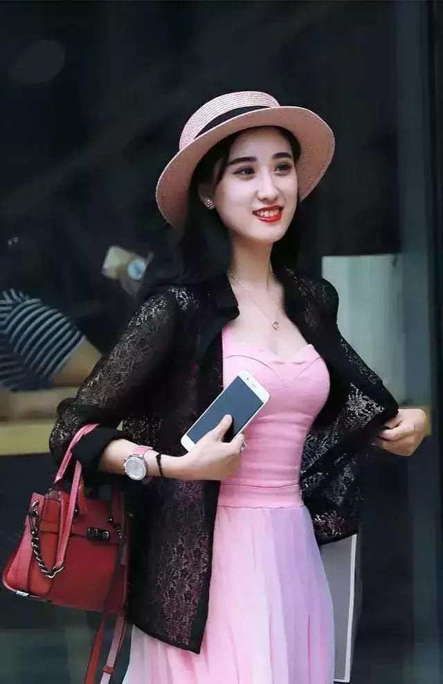 炎热夏天不出门点外卖，你可能真的欣赏不到这样的超短裤小姐姐