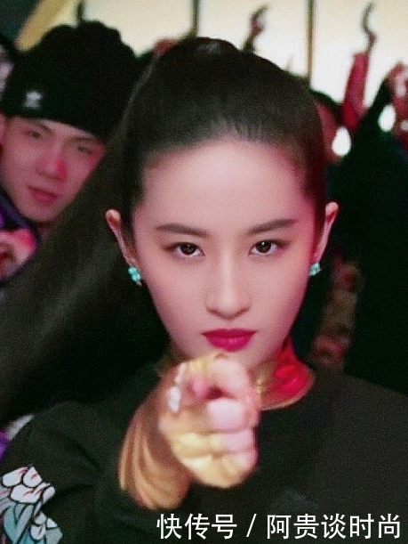 易烊千玺与刘亦菲斗舞视频