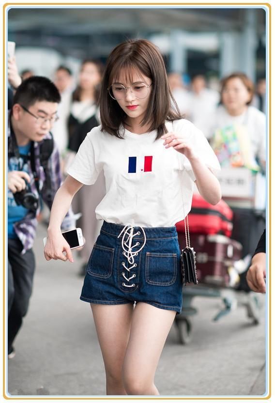 鞠婧祎够狠，穿紧身短裤还要扣四颗扣子，网友：为显腿长真是拼了